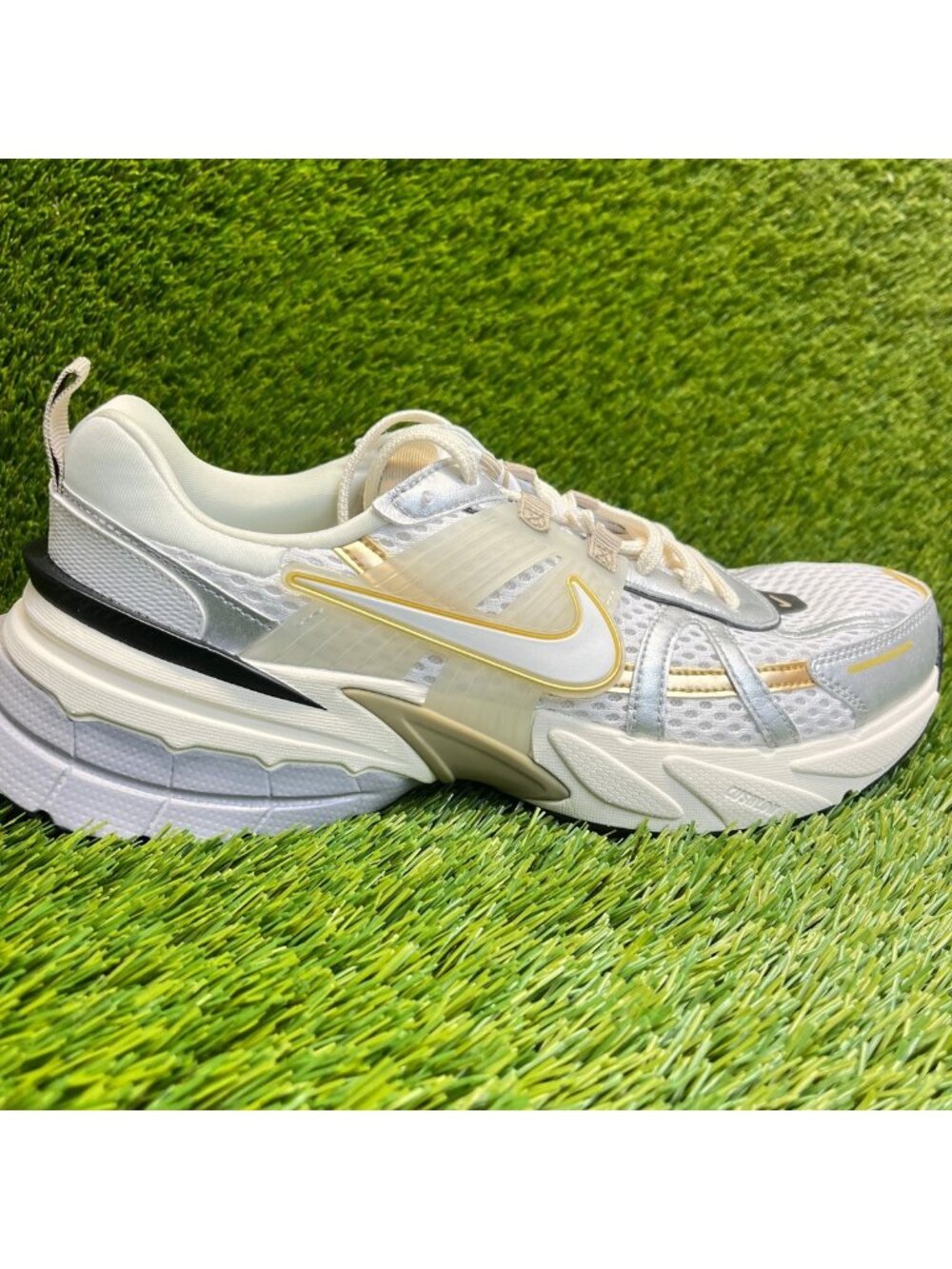 Nike V2K Run Womens Size 11.5 White Khaki Silver Athletic Running Shoes Sneakers